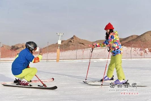 黄河石林国际露营地滑雪场：白银市民冬季旅游狂欢好去处
