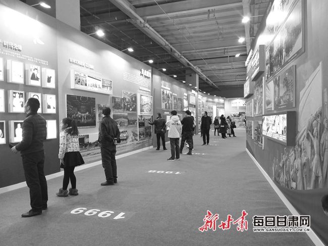 甘肃省庆祝改革开放40周年图片展上参观者感