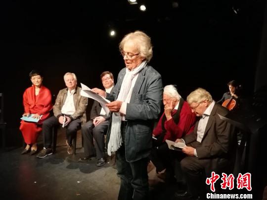 2018年6月阿多尼斯在巴黎剧院举办的赵丽宏诗歌朗诵会上用阿拉伯语朗诵赵丽宏诗歌《重叠》。 受访者供图。 供图 摄 2018年6月阿多尼斯在巴黎剧院举办的赵丽宏诗歌朗诵会上用阿拉伯语朗诵赵丽宏诗歌《重叠》。 受访者供图。 供图 摄
