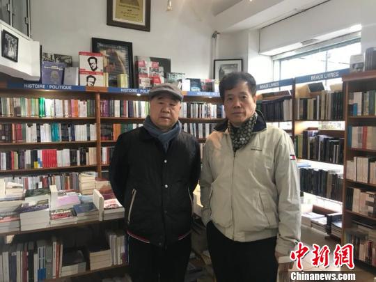 2018年11月赵丽宏和莫言一起在阿尔及尔逛书店。 受访者供图。 供图 摄 2018年11月赵丽宏和莫言一起在阿尔及尔逛书店。 受访者供图。 供图 摄