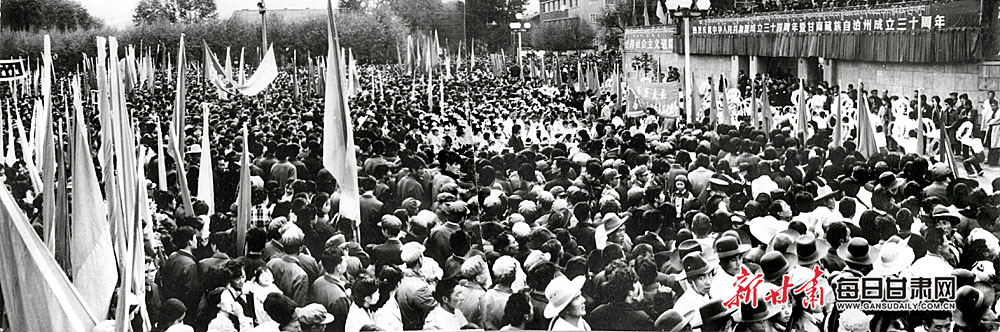 9.1983年甘南藏族自治州建州三十周年庆典盛况 摄影:马毓兴.jpg