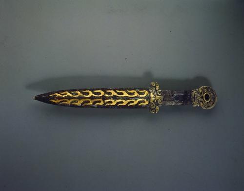 揭秘“汉世雄风”特展:金缕玉衣有怎样的故事? 错金铁短剑。河北博物院供图