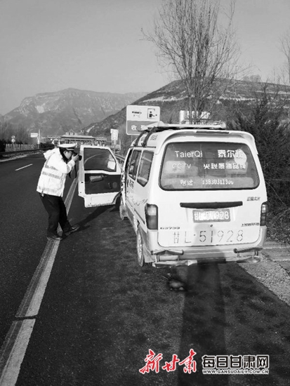 兰州交警曝光高速路不系安全带打手机等交通违