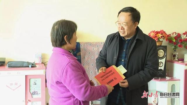 李作璧张文玲看望慰问全县“两癌”妇女并送专项救助金