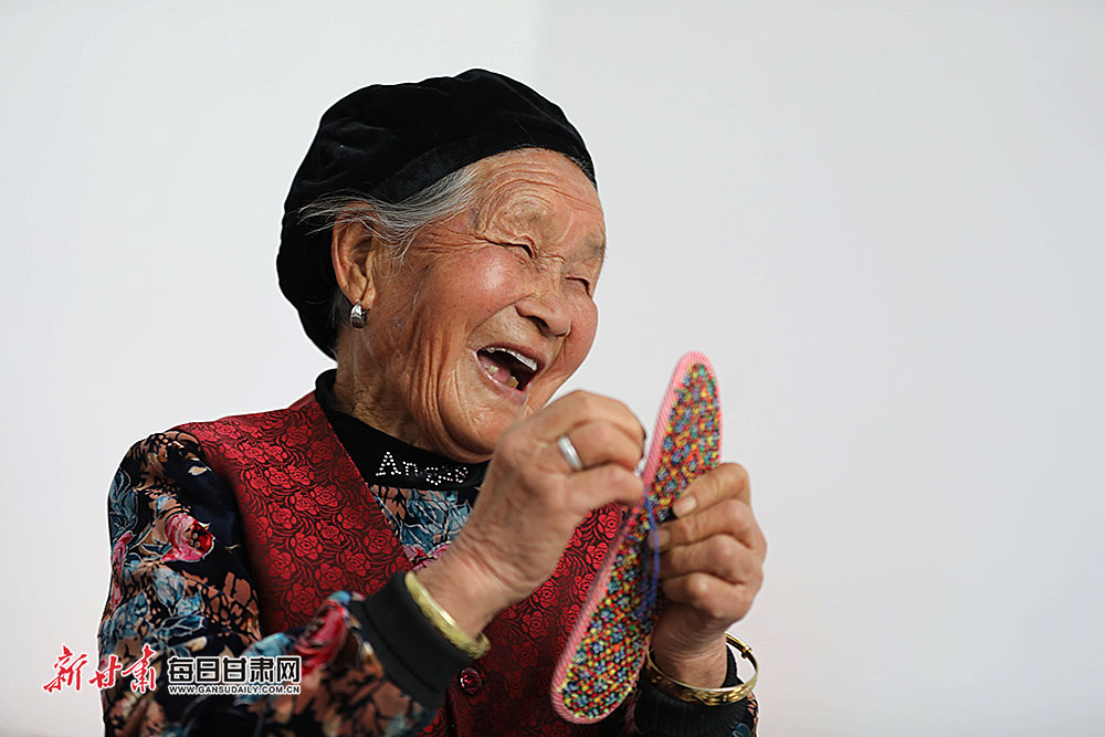 知足常乐 王凤英.jpg