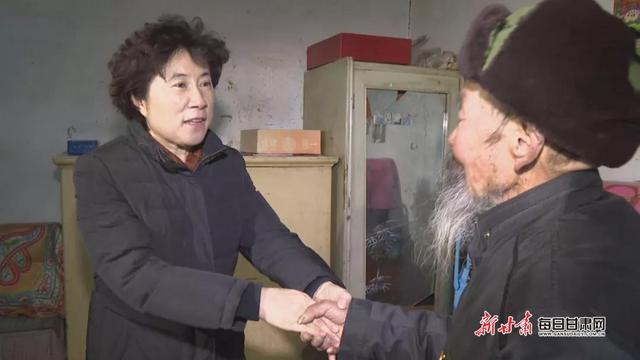 白银市委书记苏君在会宁丁家沟镇走村串户看望慰问困难群众