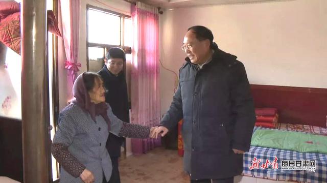 会宁县委书记王科健在新塬镇看望慰问困难群众