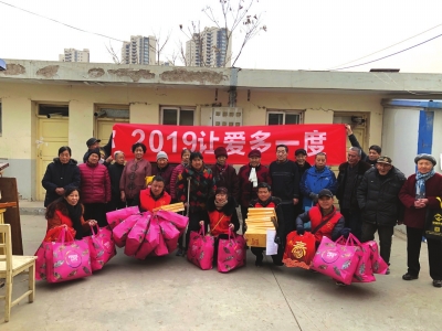 兰州：爱心物资送给40户空巢老人和困难环卫工