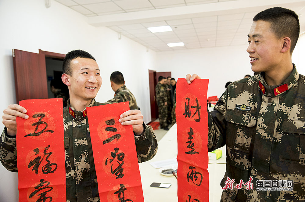 春节前夕,临夏州书法家进军营挥毫泼墨迎新春