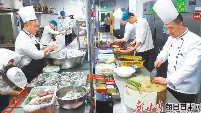 【新春走基层】酒店厨师：巧手烹制“年夜饭”