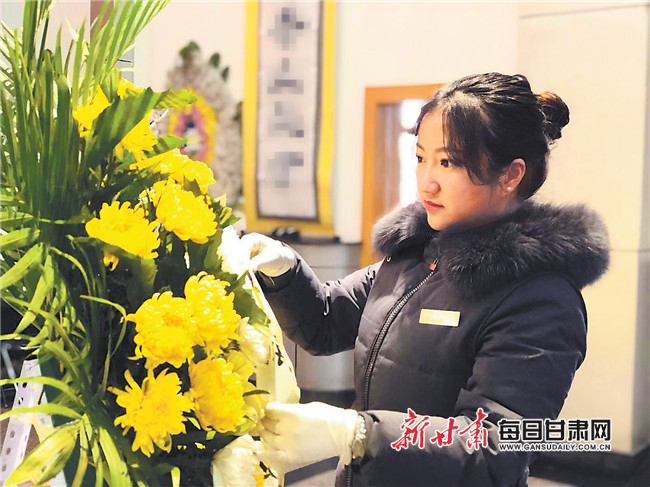 的"特殊"主持人   人物档案:杨晓玲,29岁,兰州市殡仪馆礼仪主持引导员