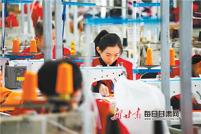 【图片新闻】兰州新区锦亿圣服装商贸扶贫车间里工人在认...