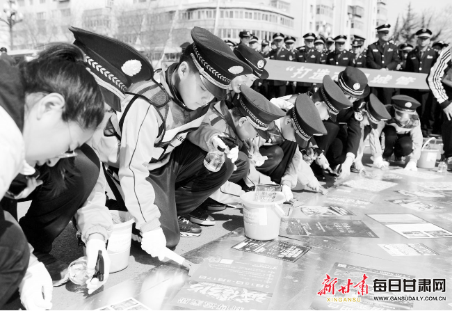 兰州市西固区小学生“变身”城管小卫士