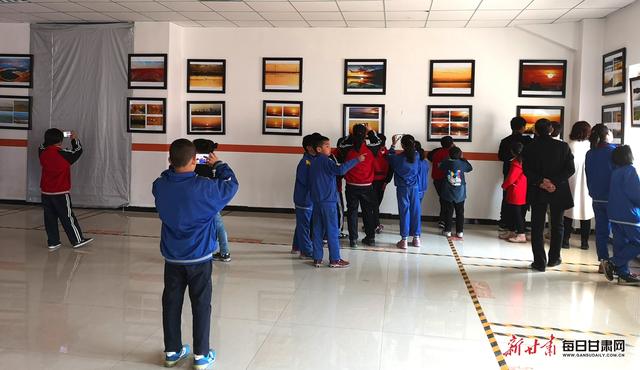 景泰:千余名中小学生走进展览大厅感受艺术气息