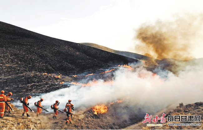 鏖战山火 甘肃森林消防总队兰州大队一日扑灭两起火灾