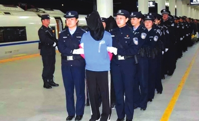 2・22公安部督办案收网 19名犯罪嫌疑人被押解到天水