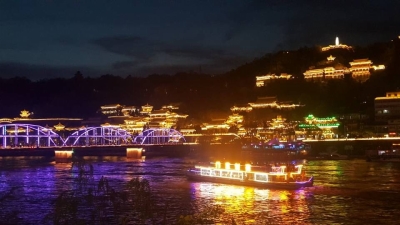 兰州中山桥：灯如彩虹桥如龙 寓意深刻含义深邃 市民游客...