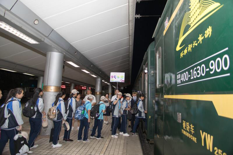 开往景区的“丝路快车”，兰铁集团“环西部火车游”开行...