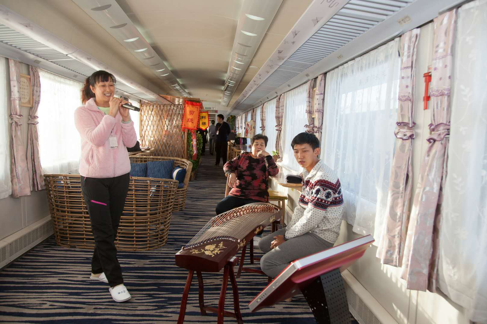 开往景区的“丝路快车”，兰铁集团“环西部火车游”开行...