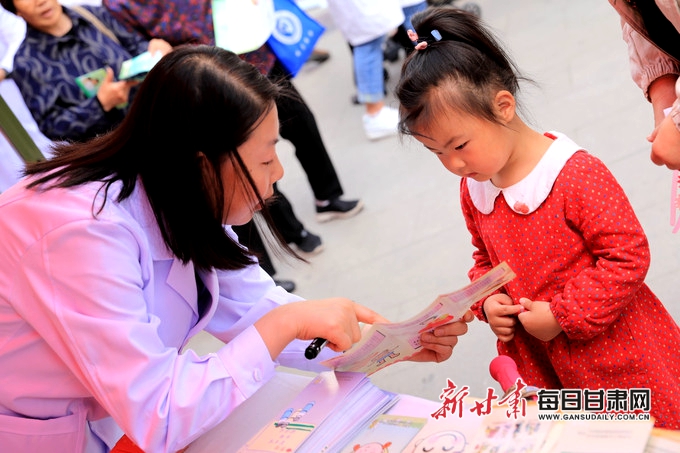 甘肃举行第33个儿童预防接种日宣传活动