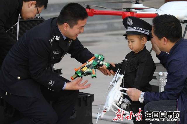 白银市公安系统举办警营开放日活动 市民零距离感受警务工作 体验警营生活