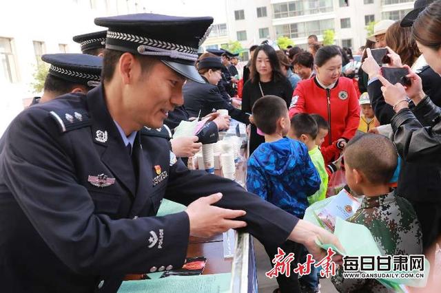 白银市公安系统举办警营开放日活动 市民零距离感受警务工作 体验警营生活