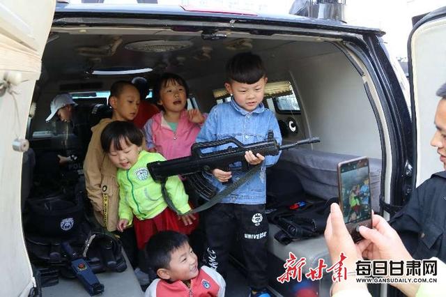白银市公安系统举办警营开放日活动 市民零距离感受警务工作 体验警营生活