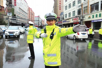 兰州交警环卫联动确保雨天路面畅通