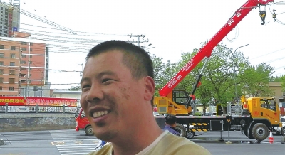 线缆被损阻碍交通 兰州好司机郭永交用个人吊车\