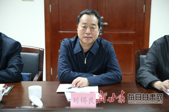 刘锡良副厅长宣读文件