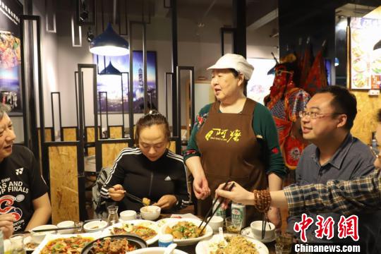林素珍与餐厅食客聊天。瞿宏伦 摄 林素珍与餐厅食客聊天。瞿宏伦 摄