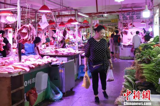林素珍在菜市场购买食材。瞿宏伦 摄 林素珍在菜市场购买食材。瞿宏伦 摄