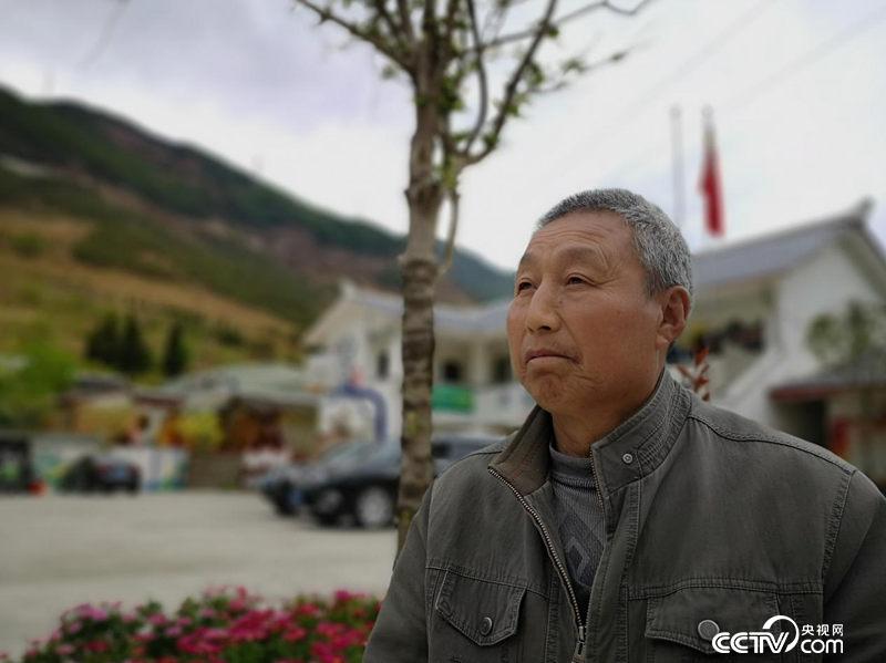 周文寿是二郎山上团结村村民,见证了二郎山近70年的变化。(何川/摄)