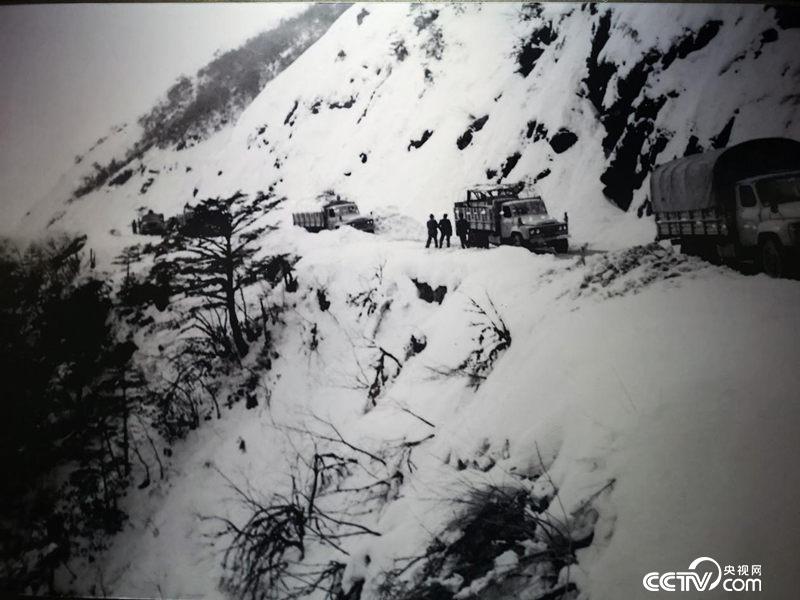 汽车运输队艰难通过二郎山路段。(翻拍于川藏公路纪念馆)
