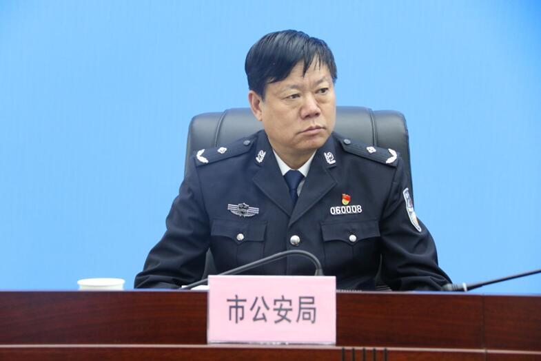 酒泉市公安局党委委员,副局长华嘉明答记者问