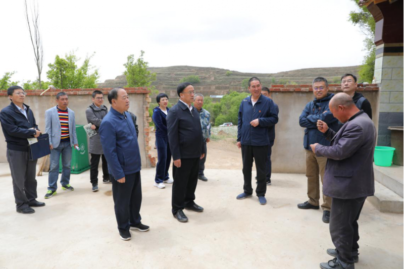 并与渭源县县委书记吉秀就推进脱贫攻坚工作进行交