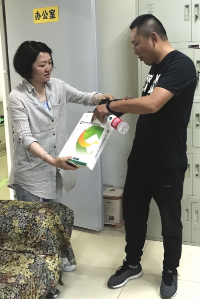 兰州：乘客大意落物品 公交人帮忙找回