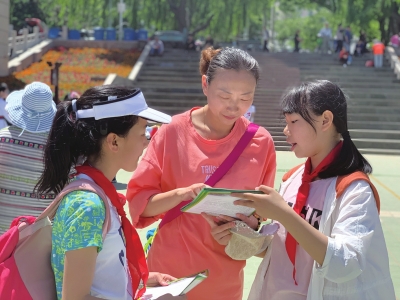 亲子远足倡导低碳出行 兰州小学生争做环保“小达人”