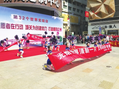 兰州:小小志愿者当起\