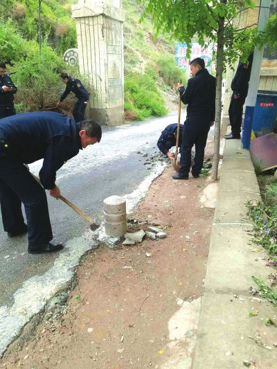 兰州烧盐沟小森林路旁有人违规设置路障影响出行 执法人员...