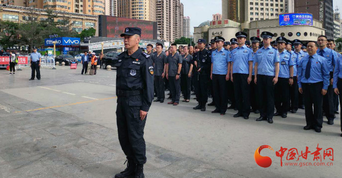 兰州铁路公安局联合法检两院在兰州火车站举行“扫黑除恶...