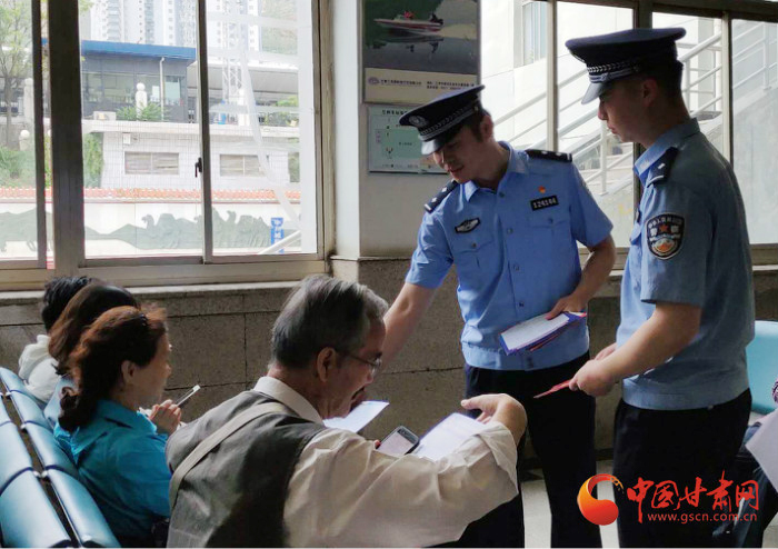 兰州铁路公安局联合法检两院在兰州火车站举行“扫黑除恶...