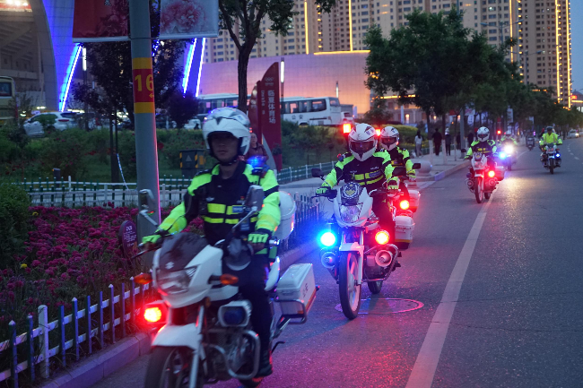 甘肃交警快骑疏堵保畅显身手