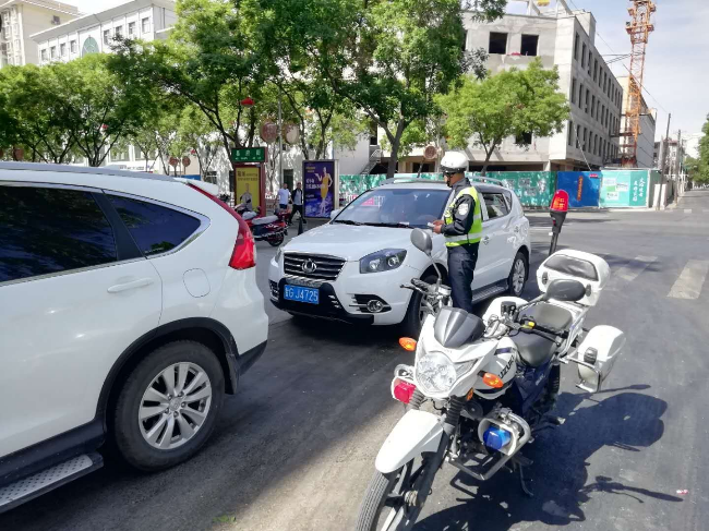 甘肃交警快骑疏堵保畅显身手