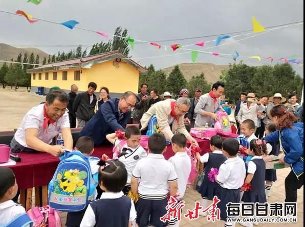 白银市总工会:主题党日活动搬到帮扶村
