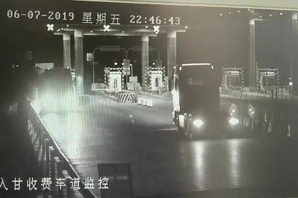 景泰:半挂车高速上疯狂逆行2公里 司机被罚12分