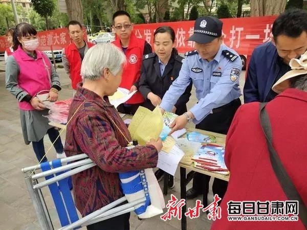 白银分局人民路派出所与街道共同开展“扫黑除恶”宣传