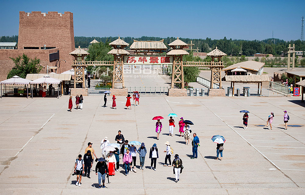 来,随着敦煌旅游热潮的兴起,阳关旅游景区旅游热度不减,中外游客