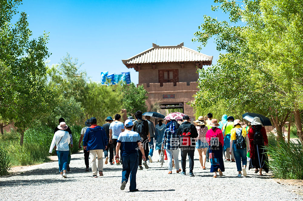 6月15日,游客在阳关景区观光游览。(4).jpg 6月15日,游客在阳关景区观光游览。(4).jpg