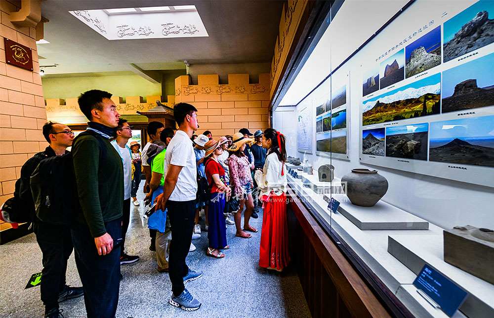 游客正在观看阳关两关汉塞文物展览。(2).jpg